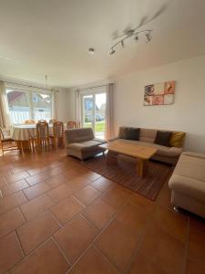 ein Wohnzimmer mit einem Sofa und einem Tisch in der Unterkunft Ostseeblick - b44574 in Holnishof