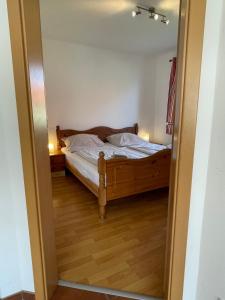 Schlafzimmer mit einem Bett und einem Spiegel in der Unterkunft Ostseeblick - b44574 in Holnishof