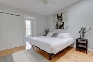 Un dormitorio blanco con una cama y una foto de un caballo en Sojourn Historic Location 2 BR 2 BA, en Washington