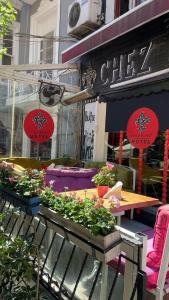une table avec des plantes en pot devant un restaurant dans l'établissement Chez Bore Butique Hotel, à Istanbul
