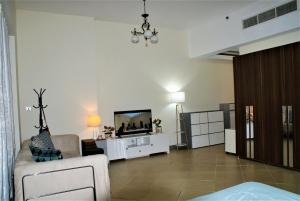 A television and/or entertainment centre at Studio Apartment - Cozy, Very Accessible and so near to Train Station