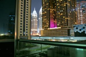 Nespecifikovaný výhled na destinaci Dubaj nebo výhled na město při pohledu z apartmánu