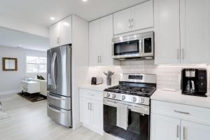 Dapur atau dapur kecil di Sojourn on Duke NEW 3 BR in Alexandria
