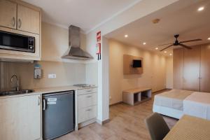 Η κουζίνα ή μικρή κουζίνα στο Apartamentos Blancala