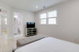 Katil atau katil-katil dalam bilik di Sojourn on Duke NEW 3 BR in Alexandria