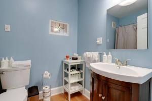 bagno blu con lavandino e servizi igienici di Sojourn 1 BR with private patio a Washington