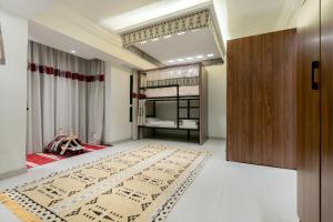 Schlafzimmer mit einem Bett und einem Bett sidx sidx sidx sidx sidx in der Unterkunft Sands Inn Hostel in Riad