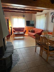 Villa Pandora - Zakopane Centrum في زاكوباني: غرفة معيشة بها أريكة وطاولة