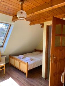 Villa Pandora - Zakopane Centrum في زاكوباني: غرفة نوم بسرير وسقف +12 صورة