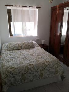 a bedroom with a bed and a window at Vivienda rural Minas Home in Olleros de Sabero