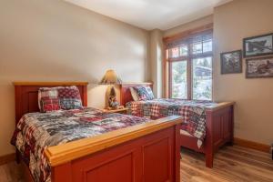 a bedroom with two beds and a window at Cabins 24 in Mammoth Lakes