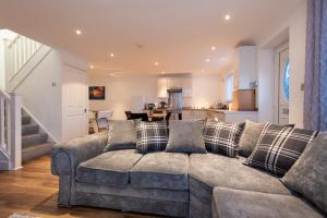 uma sala de estar com um sofá e uma cozinha em Beautiful Cottage in Durham with Pool Table em Durham