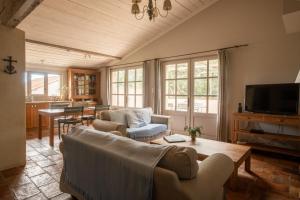 TV a/nebo společenská místnost v ubytování HOTEL et APPARTEMENTS DOMAINE DES CLOS - Teritoria
