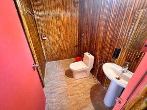 uma casa de banho com um WC e um lavatório em Romanchgiri Adventure Resort em Kāndi