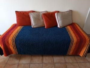 a bed with four pillows on top of it at Del Parque, vista panorámica in Villa Marini