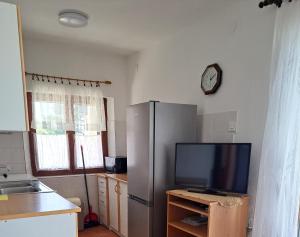 Nhà bếp/bếp nhỏ tại Apartments Malenica, Njivice, Croatia, 200 m from the sea