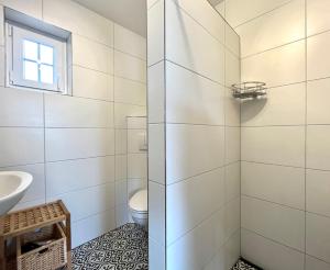 y baño con aseo y lavamanos. en Sommerhaus 1, en Grömitz