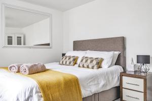 Postel nebo postele na pokoji v ubytování Waters Edge Holiday Home in Hayle, West Cornwall