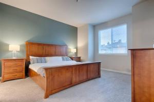 Postel nebo postele na pokoji v ubytování 3BR Luxury Townhome w AC in Central Location