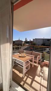 a balcony with a table and couch on a roof at Appartement 2 chambres dans résidence avec piscine et parking in La Ciotat