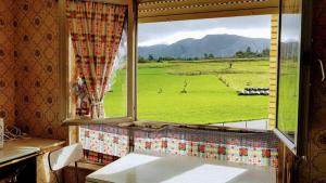 a window with a view of a green field at Casa Vacacional las Tercias in Niembro