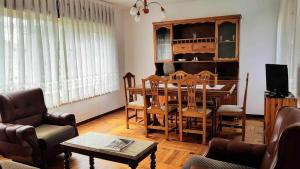 a living room with a dining room table and chairs at Casa Vacacional las Tercias in Niembro