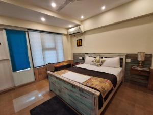 1 dormitorio con 1 cama con marco de madera en Date Palm Home Stay, en Tezpur