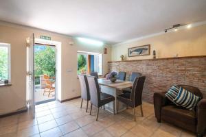 a dining room with a table and chairs at Villa Selina Llanes – Terraza, Vista y Playa Cerca in La Pereda de Llanes