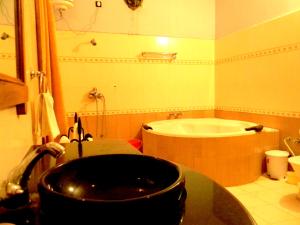 y baño con lavabo y bañera. en The Ummaid Bagh Resort, en Bundi