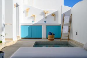 a room with a swimming pool in a house at Hypnōs boutique villa with amazing heated pool with jacuzzi in Fira +27 photos