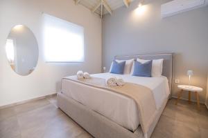 a bedroom with a large bed with towels on it at Cielo Home in Zipárion