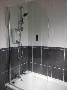 Salle de bains dans l'établissement Family house with ceiling hoist & wet room