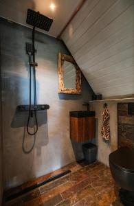 La salle de bains est pourvue de toilettes et d'un miroir mural. dans l'établissement Bed and Relax Terschelling, à Midsland