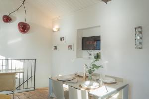Μια τηλεόραση ή/και κέντρο ψυχαγωγίας στο The Green Nest by Lake Como by Rent All Como
