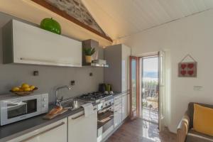 Η κουζίνα ή μικρή κουζίνα στο The Green Nest by Lake Como by Rent All Como