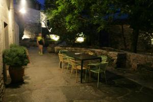 una mesa y sillas en un patio por la noche en La Casa de los Arribes, en Fornillos de Fermoselle
