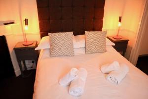 um quarto de hotel com uma cama com toalhas em Colson House em Brighton & Hove