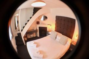 uma vista para um quarto com uma cama e uma escada em Colson House em Brighton & Hove