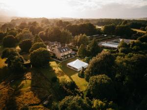 una vista aerea di una grande casa in un campo di The Old Rectory Somerset a North Perrott