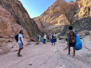 een groep mensen die door een ravijn lopen bij My Hostel in Dahab - Dive center in Dahab