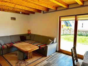 ein Wohnzimmer mit einem Sofa und einem Tisch in der Unterkunft Holiday Home Krajina II in Vlasic