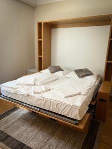 sypialnia z dużym łóżkiem z drewnianą ramą w obiekcie Villa Alina Medical SPA w Polanicy Zdroju