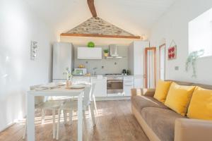 Η κουζίνα ή μικρή κουζίνα στο The Green Nest by Lake Como by Rent All Como