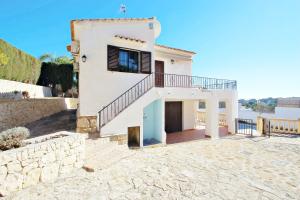 モライラにあるDroomland - sea view villa with private pool in Morairaの階段で家に続くヴィラ