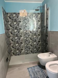 uma casa de banho com um chuveiro e um WC. em Bellissima Cervo em Cervo