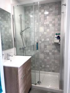 y baño con ducha, lavabo y aseo. en Relax apartamento 5, en Las Palmas de Gran Canaria