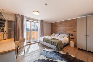 1 dormitorio con cama y ventana grande en Resort - D9, en Želnava