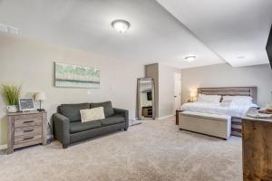 1 dormitorio con 1 cama, 1 sofá y 1 silla en The Pikes Peak Villa -Hot Tub -Mtn Views -Firepit, en Cascade-Chipita Park