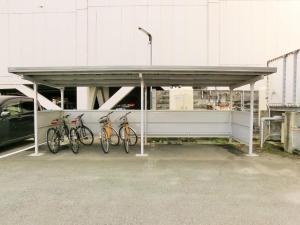 een groep fietsen geparkeerd in een garage bij Green Hotel Kitakami in Kitakami