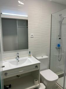 y baño con lavabo, aseo y espejo. en Enjoy Viana - Guest House, en Viana do Castelo